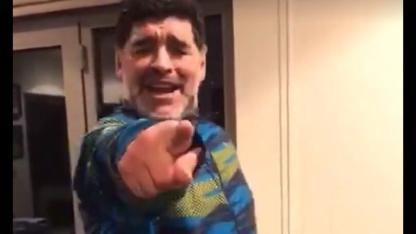 Maradona show, si allena... ballando