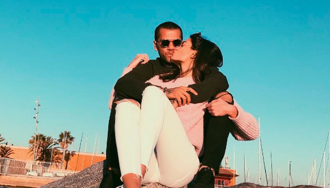 Dani Alves recupera a Barcellona insieme alla sua Joana