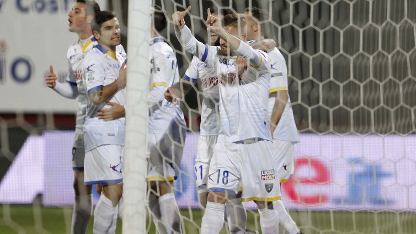 Serie B Trapani-Frosinone 1-4. Gialloazzurri in vetta alla classifica