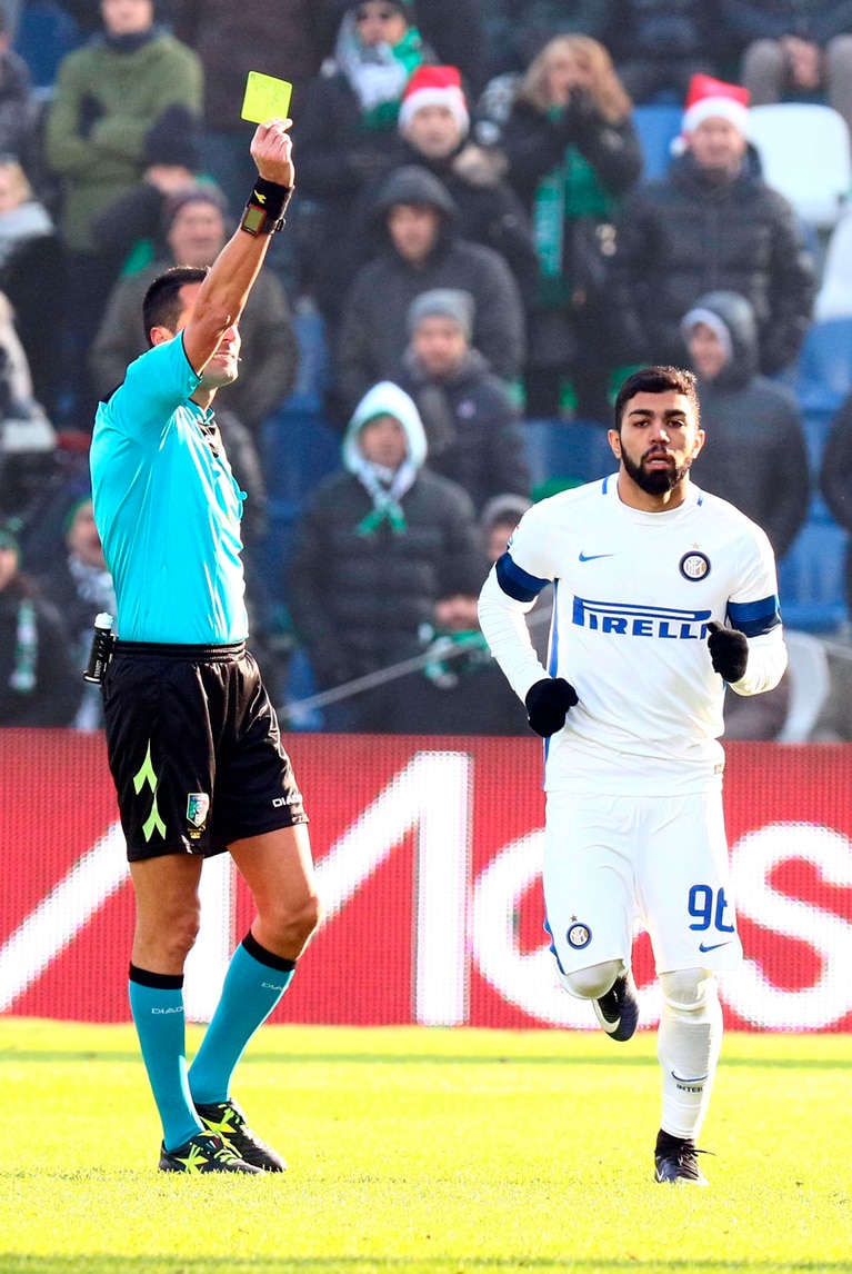 In campo Gabigol, 4 minuti ed ammonizione: il web si scatena