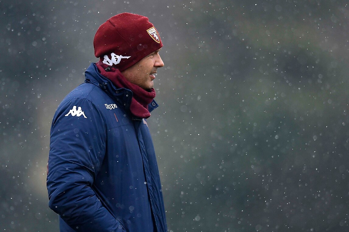 Torino, seduta sotto i fiocchi di neve dopo l'uragano Napoli