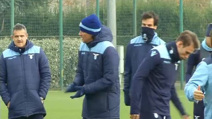 Lazio in campo: si prepara la gara con l'Inter