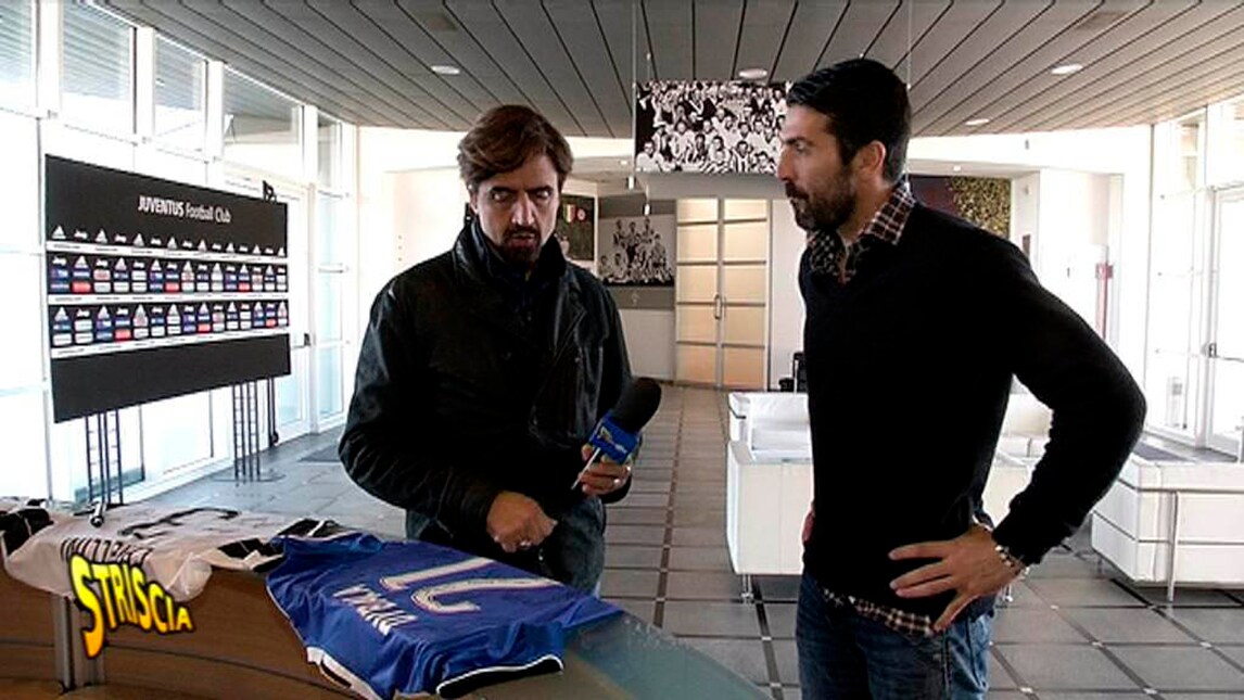Juventus, Striscia la Notizia smaschera un'asta con maglie e autografi falsificati