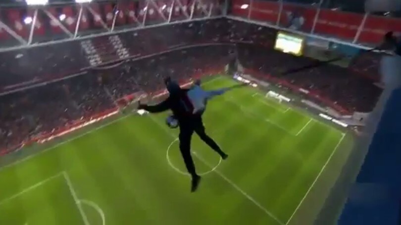 Ajax-Psv: il pallone arriva direttamente dal cielo