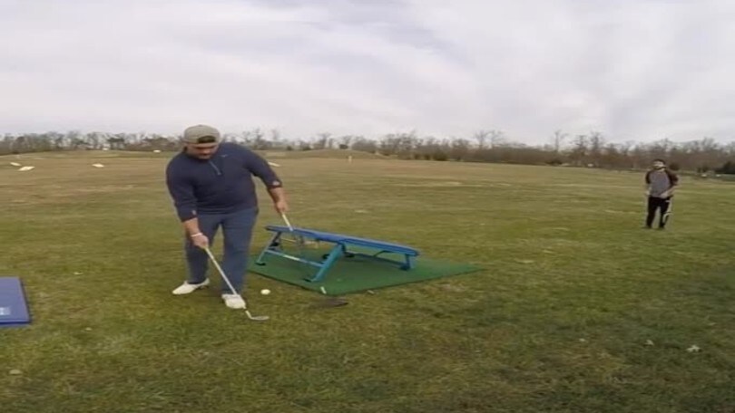 Vi piace il golf? Ok ma non provate a imitare questo tizio