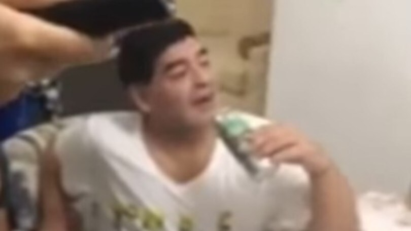 Maradona, il Mannequin Challenge con la sua famiglia