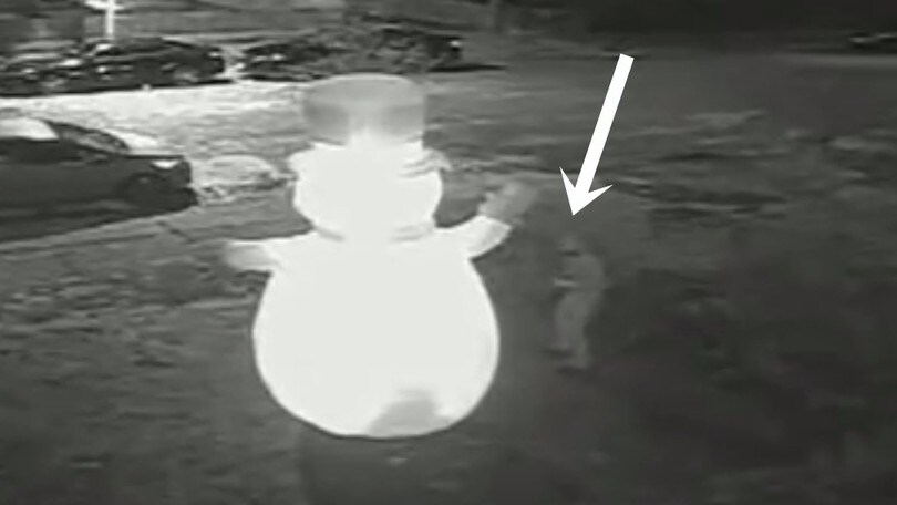 L'uomo che odia il Natale pizzicato dalle telecamere