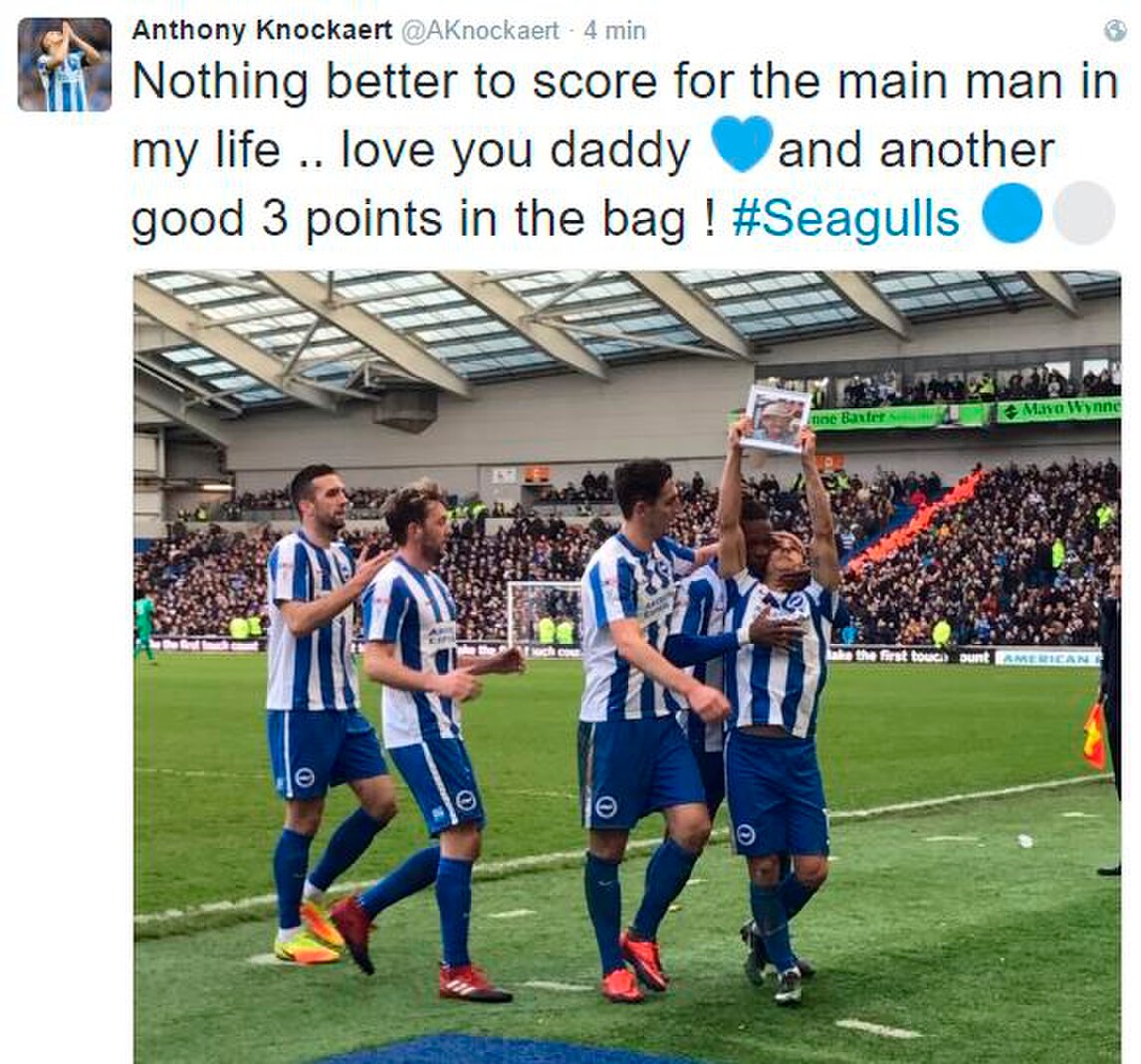 Emozione Knockaert: fa gol e bacia la foto del padre scomparso
