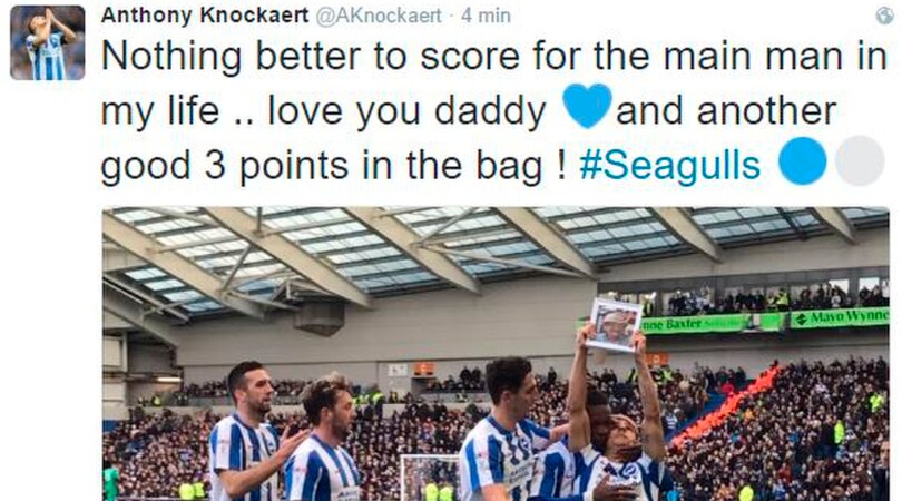 Emozione Knockaert: fa gol e bacia la foto del padre scomparso