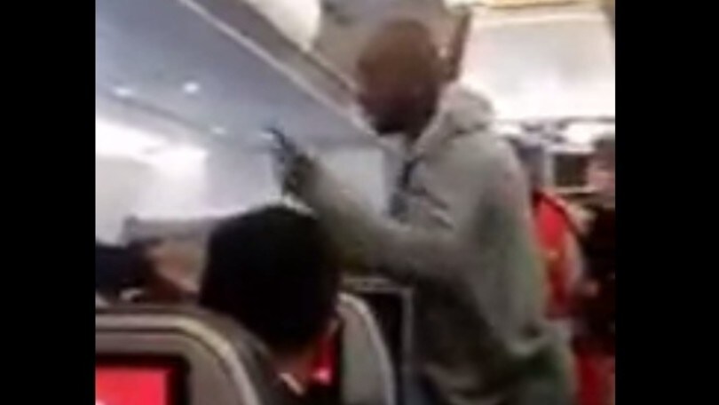La rabbia di Armero: litiga con i passeggeri di un aereo