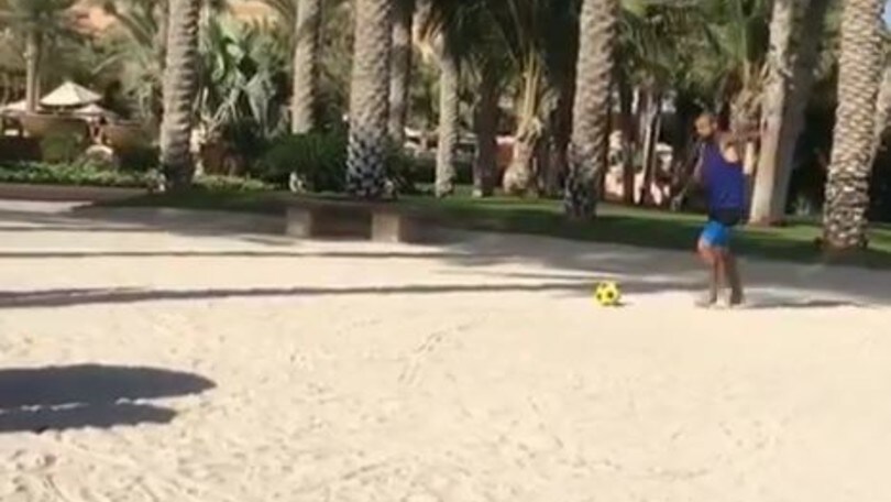 Vidal, il tiro in spiaggia è perfetto