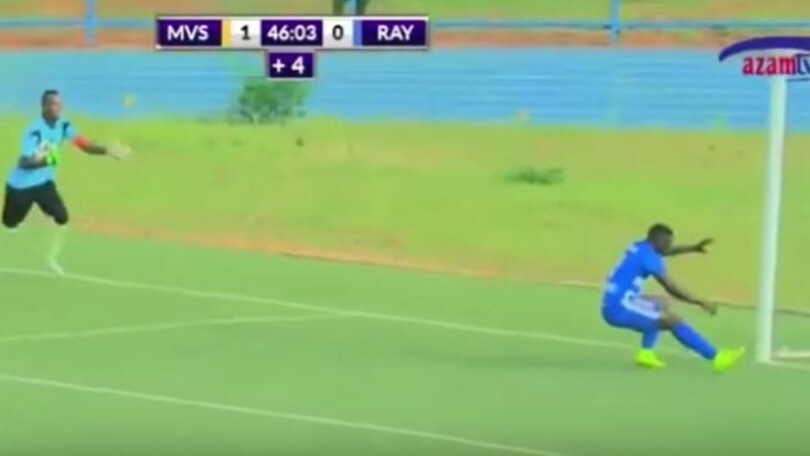 Africa, fa un rito sulla porta "stregata" e segna il gol del pareggio al 98'