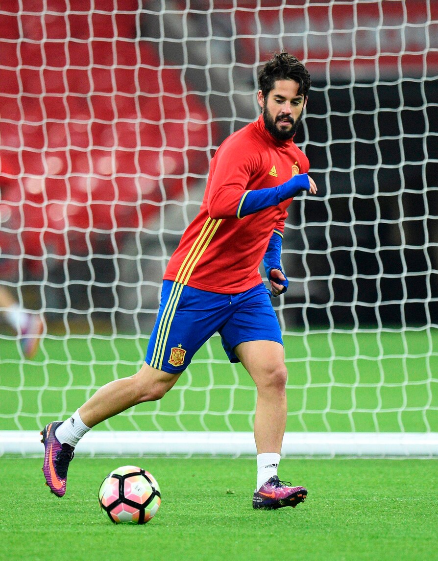 Real Madrid, dalla Spagna: «Dubbi sul rinnovo di Isco. C'è anche la Juve»