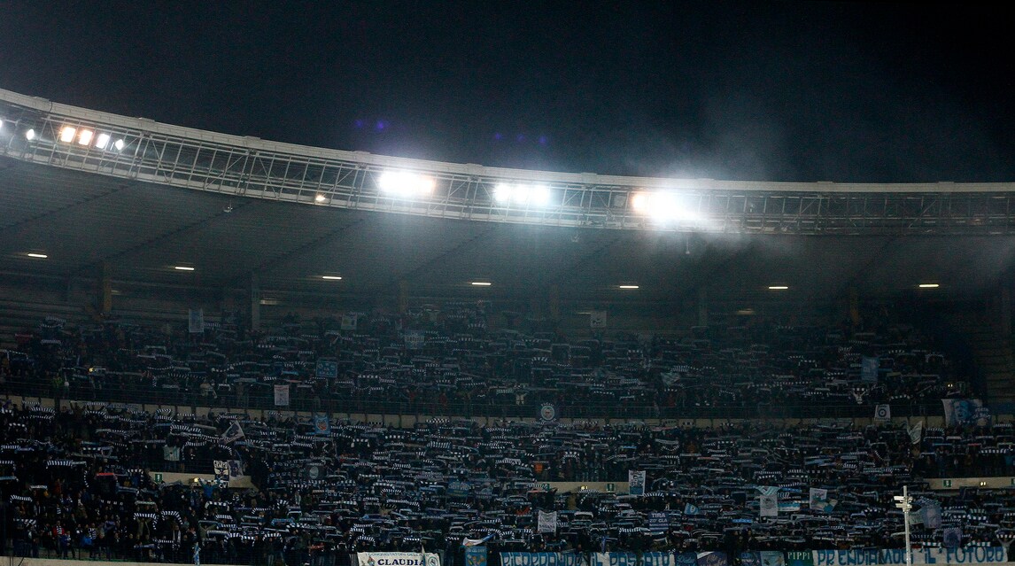 Serie B Spal, per il tifoso caduto al Bentegodi la prognosi resta riservata
