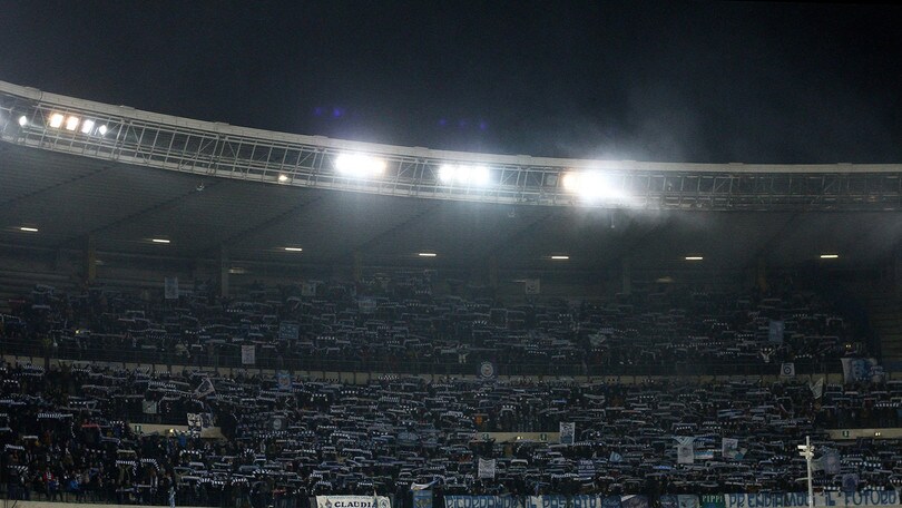 Serie B Spal, per il tifoso caduto al Bentegodi la prognosi resta riservata