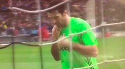 Buffon cambia maglia ed è subito spogliarello