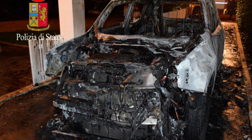 Pescara, incendiata auto del presidente: le immagini