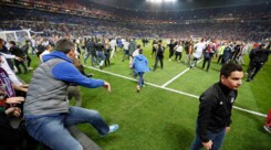 Panico a Lione: i tifosi scappano in campo