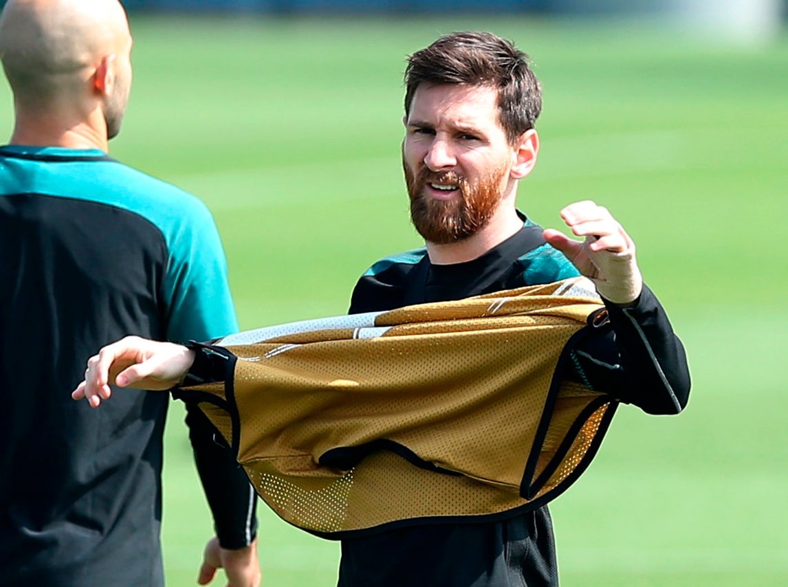 Barcellona, che succede a Messi? La mano è ancora fasciata