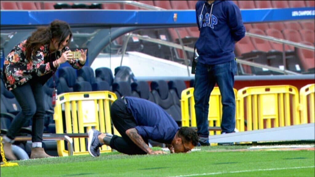 Juventus, il walk around al Camp Nou. E Dani Alves bacia il terreno di gioco