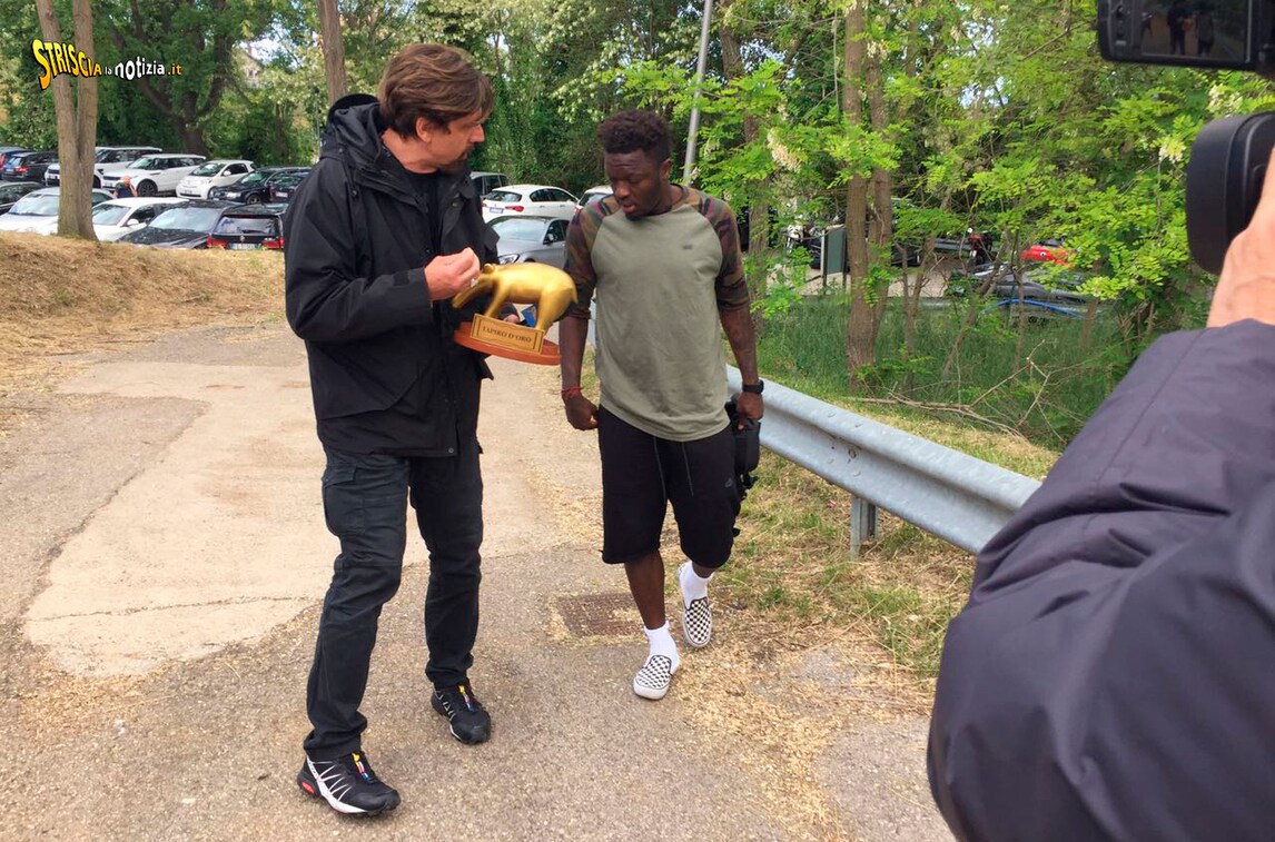 Muntari non accetta il Tapiro d'oro da Striscia la notizia