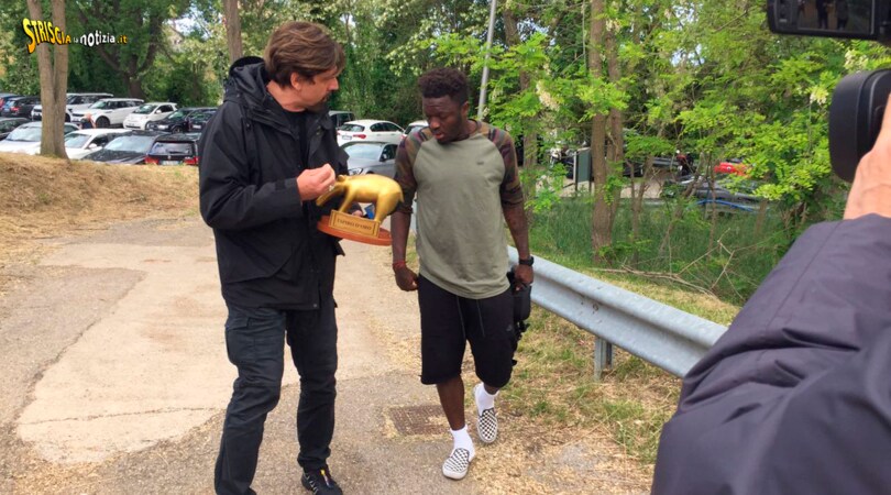 Muntari non accetta il Tapiro d'oro da Striscia la notizia