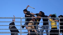 Paok-Aek Atene, furibonda rissa tra tifosi in Grecia