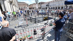 Juventus, piazza San Carlo il giorno dopo: vetri, transenne e sangue. La Procura indaga