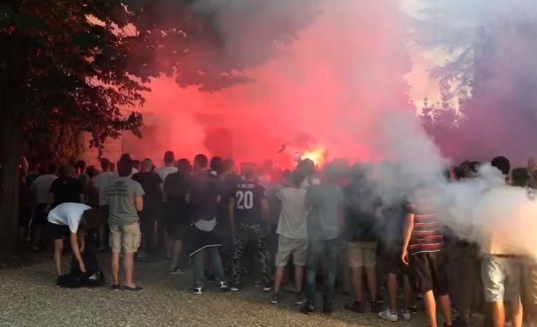 Fiorentina, tifosi contro società: cori sotto casa di Borja Valero