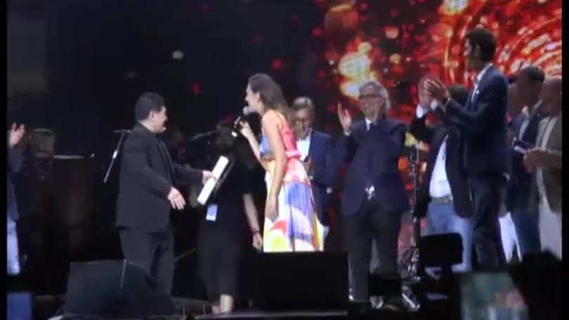 Maradona canta in piazza
