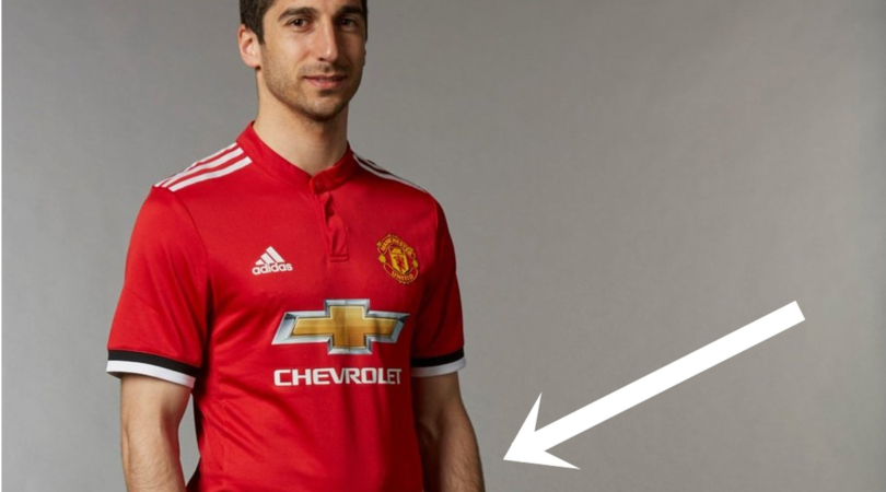 Mkhitaryan con la pancia per la foto ufficiale