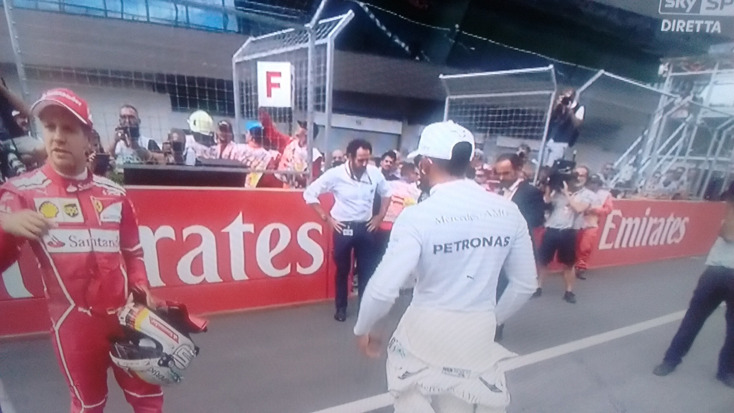 F1, che fa Hamilton? Rifiuta la stretta di mano con Vettel