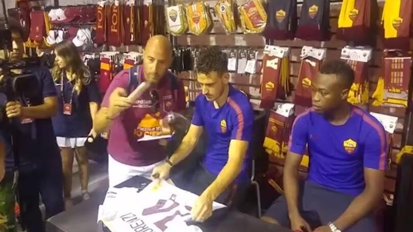 Roma, Florenzi e Nura firmano autografi