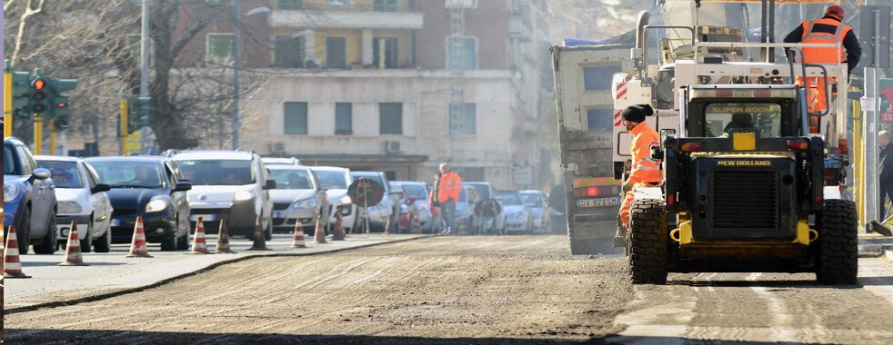 Strade, "emergenza asfalto" in tutta Italia