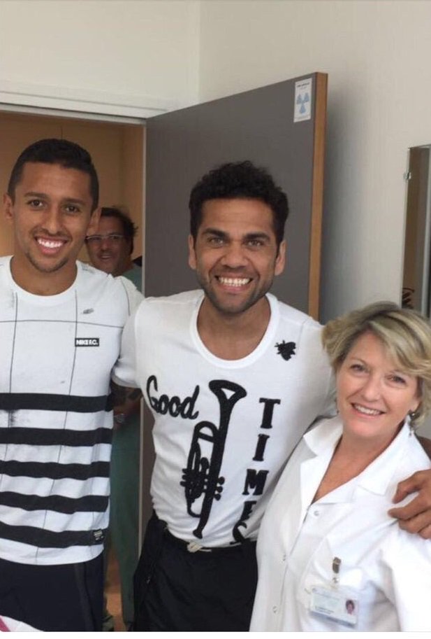 Dani Alves a Parigi, visite e poi firma col Psg