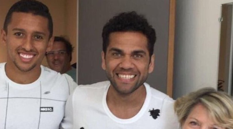 Dani Alves a Parigi, visite e poi firma col Psg