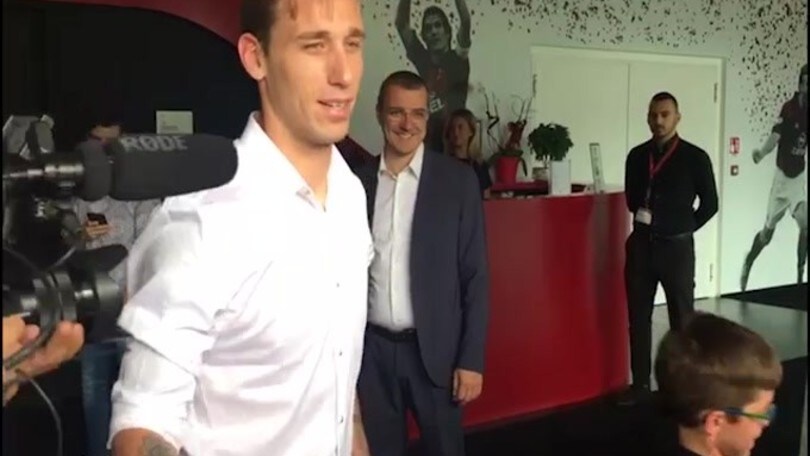 Foto e autografi per Biglia a Casa Milan