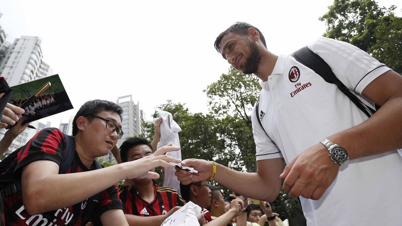Milan in Cina aspettando Bonucci, che entusiasmo tra i tifosi