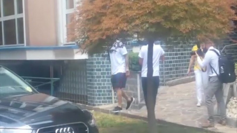 Biglia, sorrisi e selfie con i tifosi