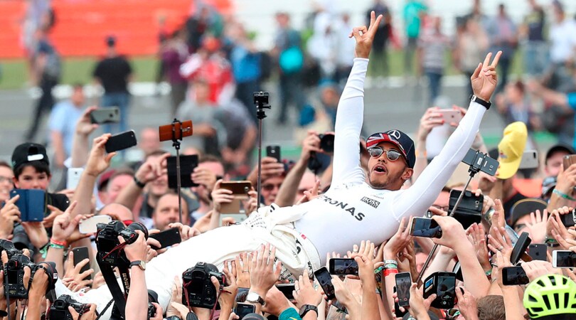 Hamilton, esultanza da rockstar a Silverstone