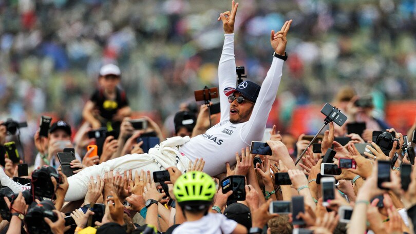 F1, Silverstone: Hamilton festeggia come una rockstar