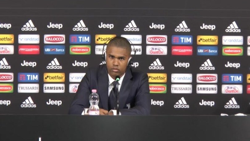 Douglas Costa: "Farò fare 40 gol ad Higuain"