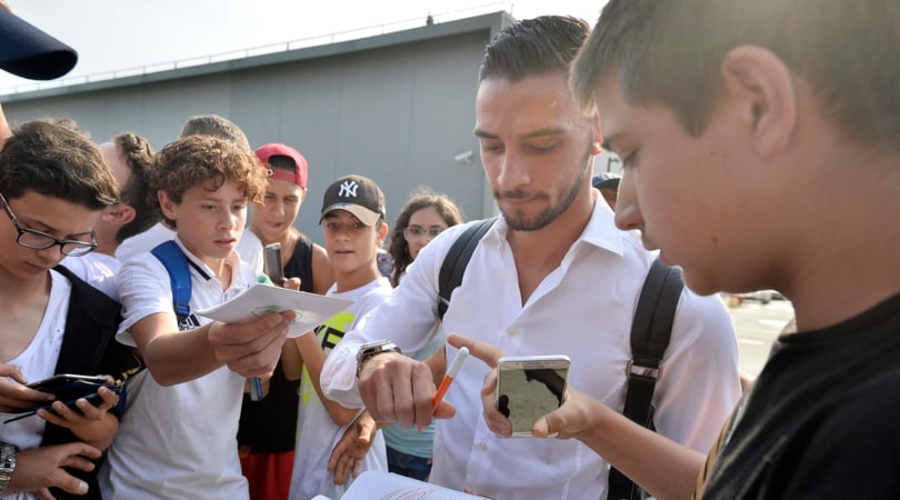 Juventus, De Sciglio al JMedical: quanti tifosi ad accoglierlo!