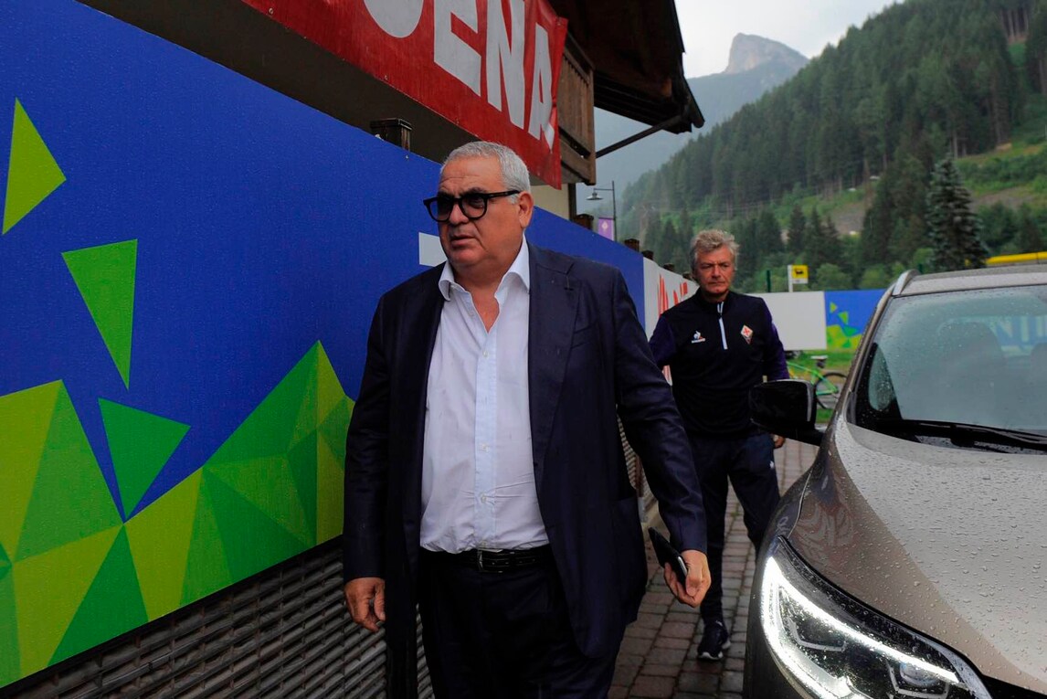 Fiorentina, Bernardeschi e Corvino contestati dai tifosi a Moena