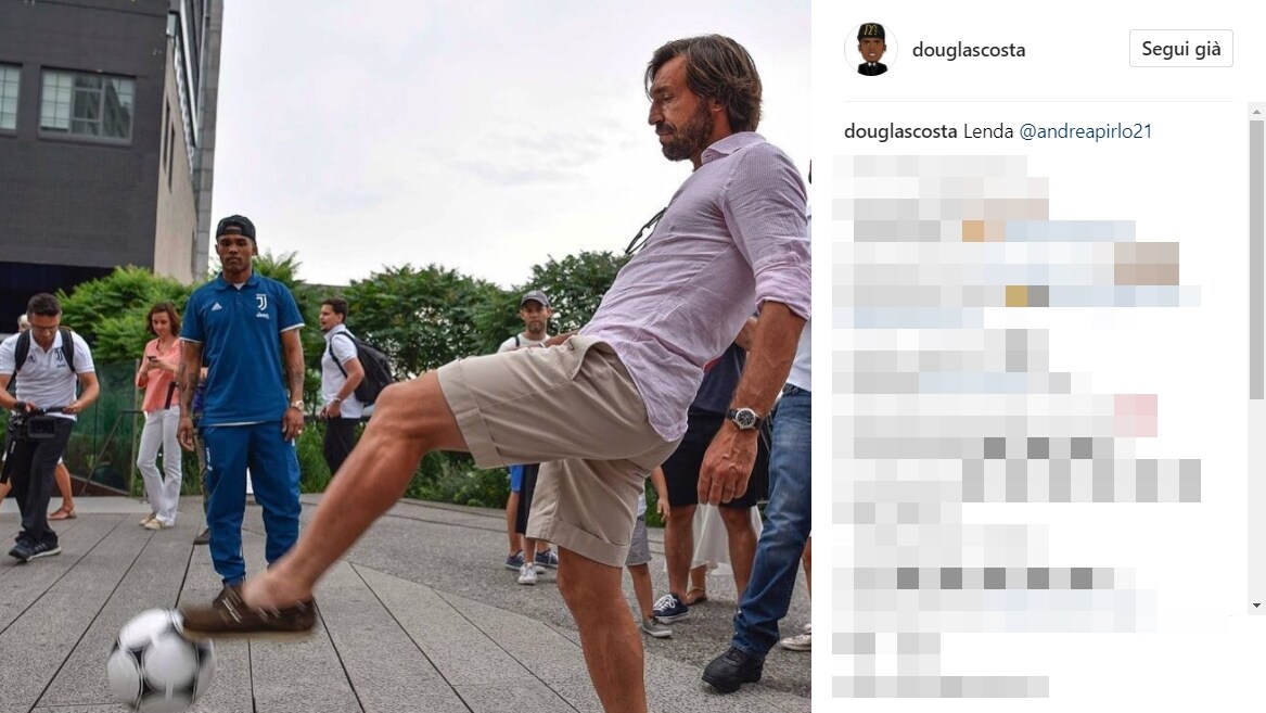 Juventus, Douglas Costa palleggia con la "leggenda" Pirlo