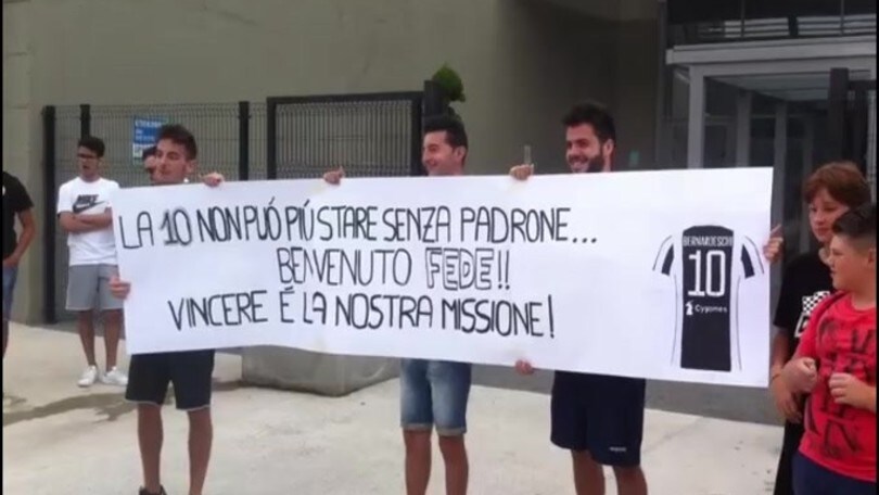 Juve striscione per Bernardeschi