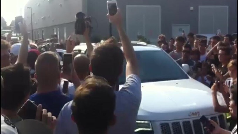 Juve, tifosi in festa per Bernardeschi