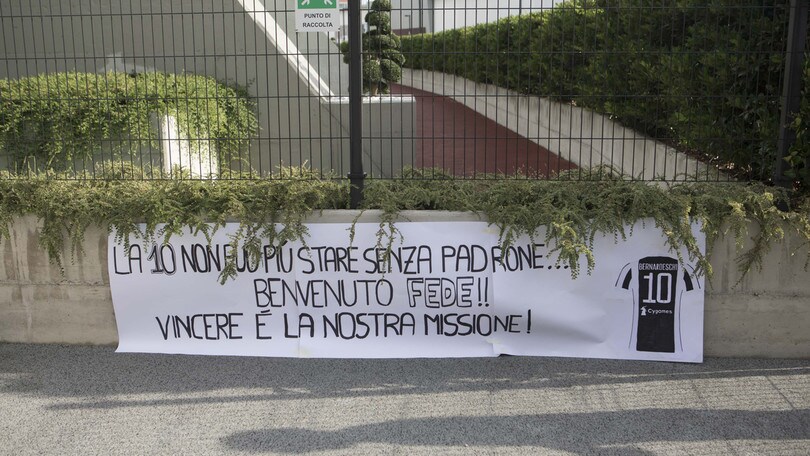 Juventus; Bernardeschi a Torino, visite e firma