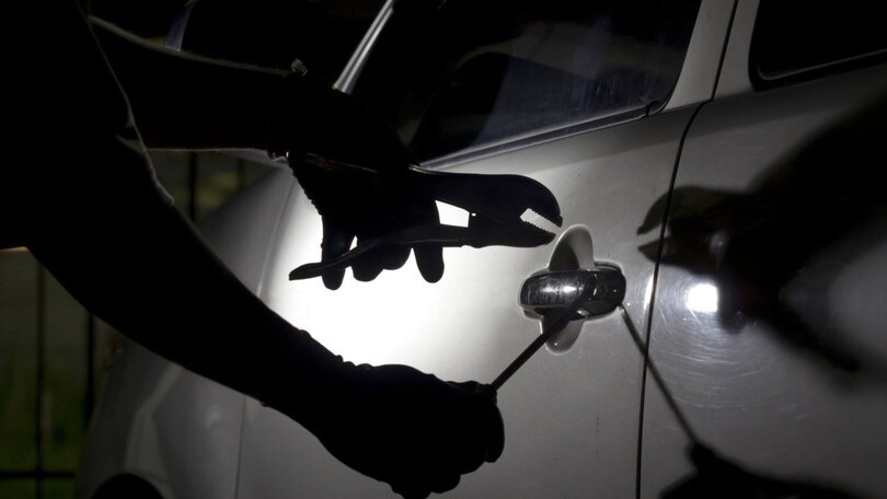 Furti d'auto, per i ladri lo "spadino" diventa un ricordo