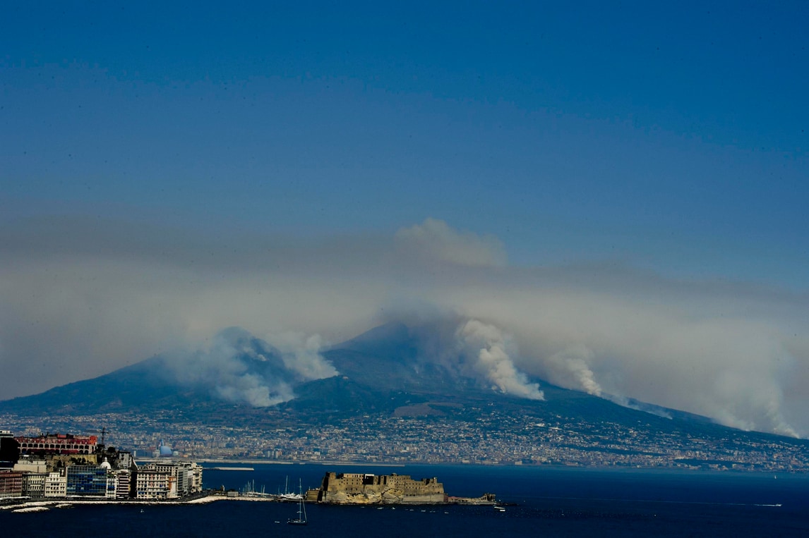 Tifosi del Torino comprano alberi da ripiantare sul Vesuvio